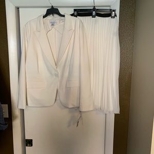 Fabulous two piece cream blazer and skirt.